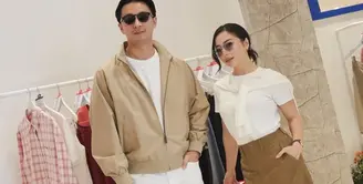 Nikita Willy bersama Indra Priawan baru saja menghadiri acara preview Spring Summer Uniqlo 2026. Keduanya pun tampil kompak dengan busana kasual earth tone. [@nikitawillyofficial94]