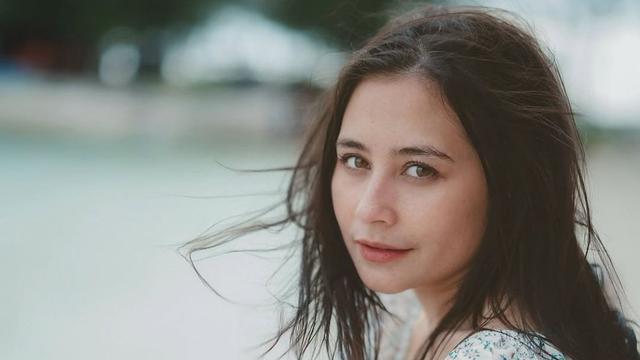 Potret Prilly Latuconsina santai di pantai credit: (https://www.instagram.com/prillylatuconsina96/)