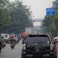 Anggota polisi melakukan penindakan kepada sebuah kendaraan saat ganjil genap di kawasan Jalan D.I Panjaitan, Jakarta, Senin (6/6/2022). Pembatasan mobil dengan sistem pelat nomor ganjil genap di Jakarta diperluas menjadi 25 titik mulai hari ini, Senin, 6 Juni 2022. (Liputan6.com/Faizal Fanani)