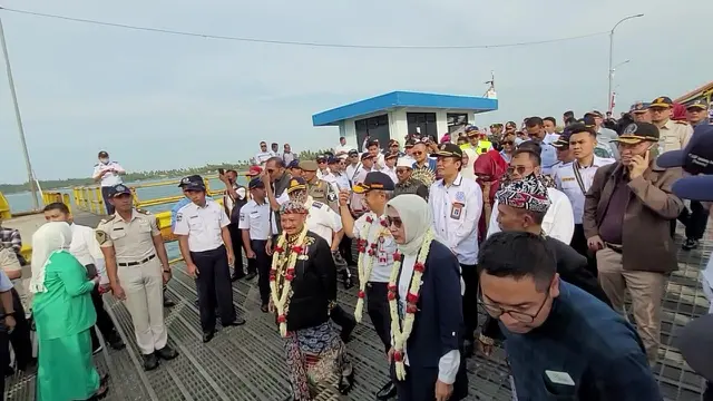 Bupati Situbondo Karna Suswanti dalam peresmian  penyeberangan Jangkar-Lembar di Pelabuhan Jangkar Beberapa waktu lalu (Istimewa)