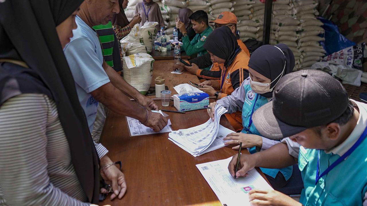 FOTO: 20 Kg Beras untuk Warga Rentan, Pemerintah Gulirkan Bansos Pangan