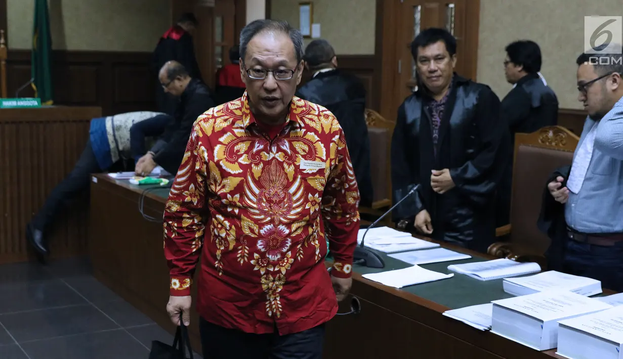 Terdakwa dugaan korupsi pengadaan e-KTP, Made Oka Masagung saat jeda sidang lanjutan di Pengadilan Tipikor, Jakarta, Rabu (21/11). Sidang mendengar nota pembelaan para terdakwa. (Liputan6.com/Helmi Fithriansyah)