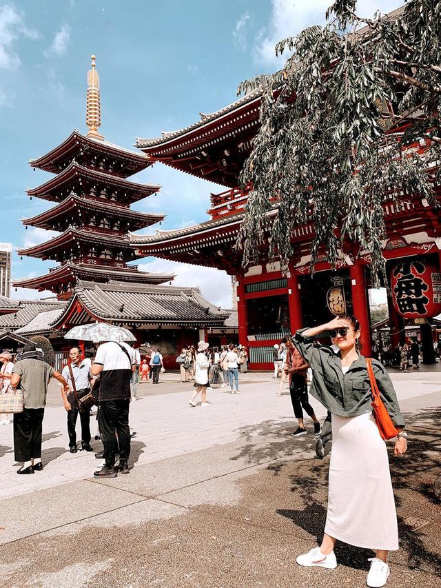 6 Potret Seru Siti Badriah Liburan ke Jepang dengan Suami