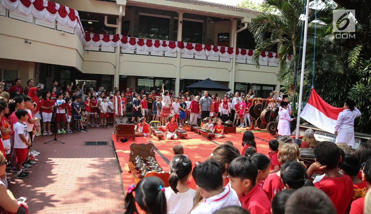 Siswa Jakarta Intercultutal School (JIS) menaikan bendera merah putih pada upacara bendera di Kampus JIS Pattimura, Jakarta, Rabu (16/8). Kegiatan tersebut dilakukan untuk memperingati Hari Proklamasi Kemerdekaan yang ke-72. (Liputan6.com/Faizal Fanani)