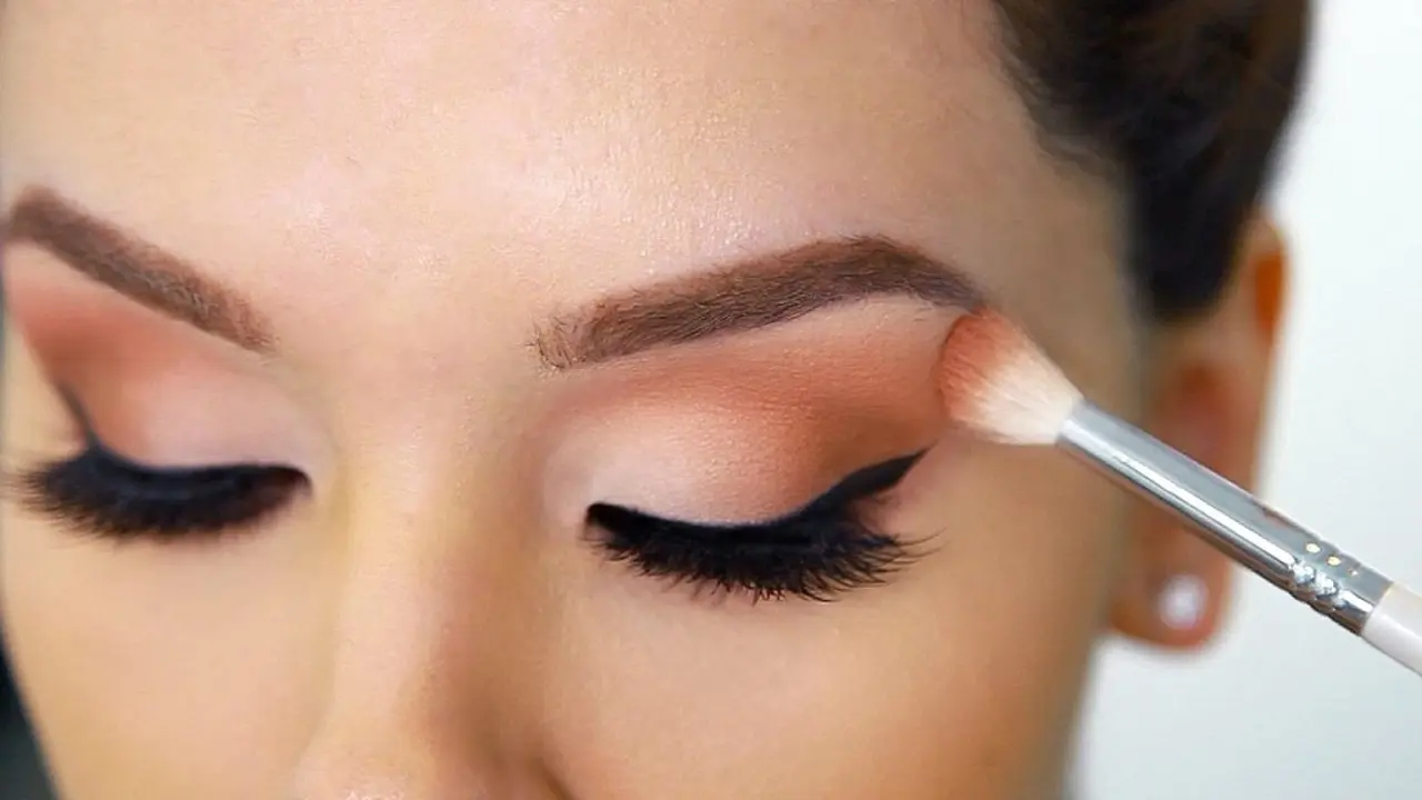 Eyeshadow Habis? Pakai Alat Makeup Ini Saja Sebagai Gantinya