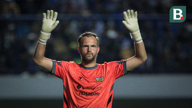 Foto: Aksi Solid Kiper Asing Dewa United, Sonny Stevens sebelum Akhirnya Dibobol Tendangan Ezra Walian di BRI Liga 1 2023 / 2024