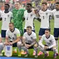 Para pemain starting XI Timnas Inggris berfoto bersama jelang laga semifinal Euro 2024 menghadapi Timnas Belanda di Westfalenstadion, Dortmund, Jerman, Kamis (10/7/2024). (AP Photo/Darko Vojinovic)