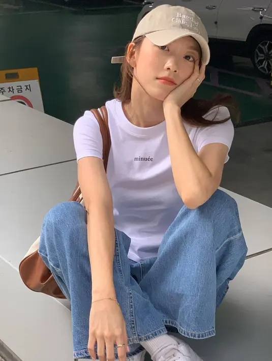 Atau manisnya penampilan Lee Suji dengan aksesori rambut, seperti topi. [Foto: Instagram/1998_suji_ya]