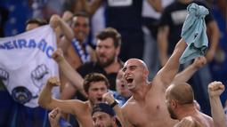 Fans FC Porto bersorak gembira saat timnya menang 3-0 melawan AS Roma pada leg 2 babak play off Liga Champions  di Olympic Stadium, Rome (24/8/2016) dini hari WIB. (AFP/Filippo Monteforte)