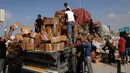 Kantor Koordinasi Urusan Kemanusiaan PBB (OCHA) truk tersebut membawa bantuan berupa air, makanan, dan pasokan medis. (MOHAMMED ABED/AFP)