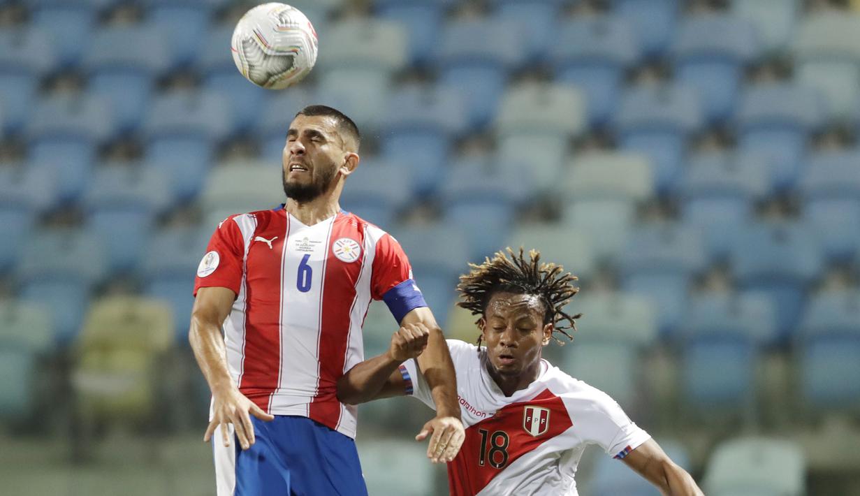 Namun dalam hal urusan peluang, kedua tim sama-sama saling jual beli serangan. Peru menciptakan 10 tendangan tepat sasaran, sedangkan Paraguay 11. (AP/Andre Penner)