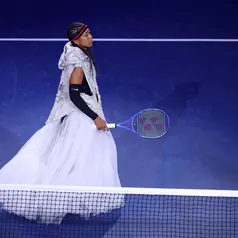 Naomi Osaka berjalan memasuki lapangan untuk menghadapi Anastasia Zakharova dalam pertandingan putaran pertama tunggal putri pada hari kedua US Open 2026 di USTA Billie Jean King National Tennis Center, 31 Agustus 2026, di kawasan Flushing, wilayah Queens, New York City, Amerika Serikat. (Julian Finney/Getty Images/AFP)