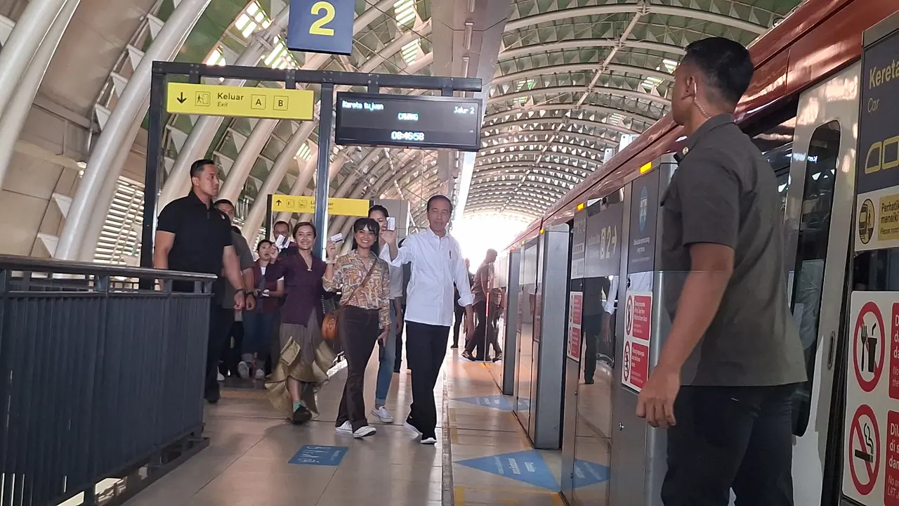 Presiden Jokowi kembali menjajal moda transportasi LRT Jabodebek rute Stasiun Jati Mulya, Bekasi ke Dukuh Atas, Jakarta, Kamis (10/8/2023).