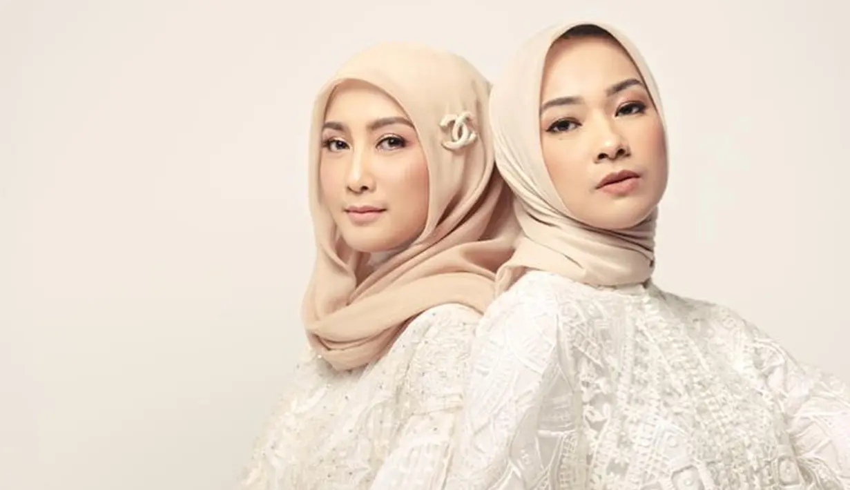 22 tahun bersahabat, rupanya dua artis senior ini tak pernah berselisih paham atau bertengkar. Dalam sebuah pemotretan bersama, keduanya sama-sama mengapresiasi persahabatan mereka yang awet. Desy pun mengakui jika Alya merupakan sahabat terbaiknya, yang selalu menjadi pendengar dan pengingat yang baik. (Liputan6.com/IG/@arohali)
