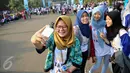 Sejumlah karyawan berselfie saat rangka family gathering karyawan PT. Panasonic Gobel Indonesia, Jakarta, Minggu (11/10/2015). Acara ini diawali dengan jalan sehat, yang dipimpin oleh bos Panasonic Rachmat Gobel. (Liputan6.com/Faizal Fanani)