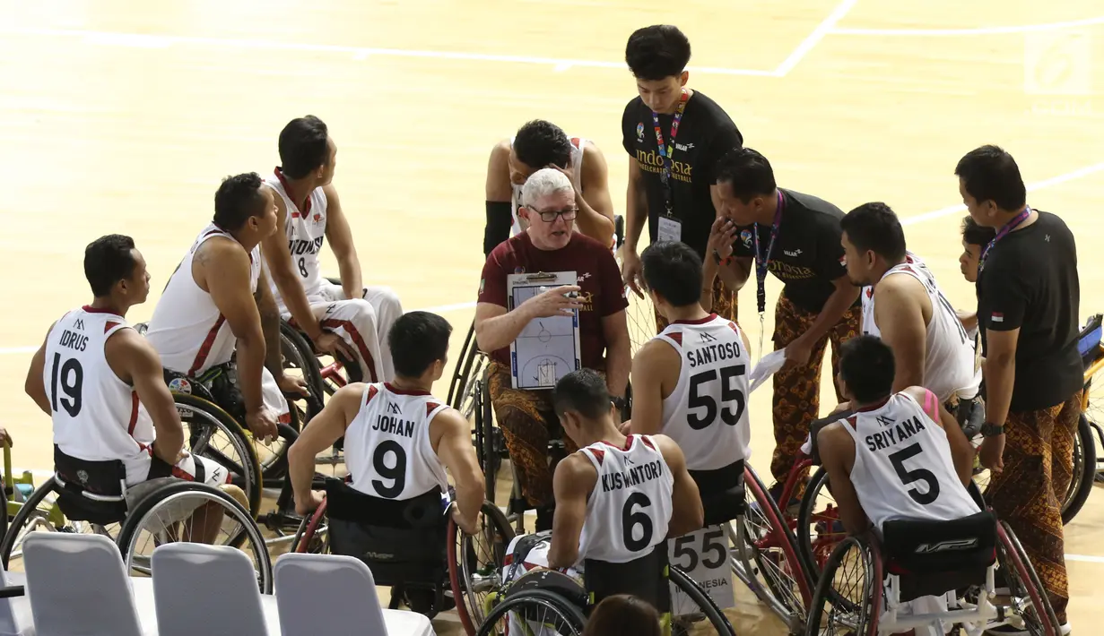 Pebasket difable Indonesia menyimak arahan pelatih saat laga melawan Malaysia pada Indonesia Para Games Invitational Tournament 2018 di Hall A Senayan, Jakarta, Minggu (1/7). Indonesia unggul 54-53. (Liputan6.com/Helmi Fithriansyah)