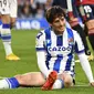 Pemain Real Sociedad David Silva duduk di lapangan saat pertandingan sepak bola Liga Spanyol antara Real Sociedad dan CA Osasuna di Stadion Anoeta, San Sebastian, 31 Desember 2022. Mantan playmaker Manchester City dan Spanyol David Silva mengumumkan pengunduran dirinya pada 27 Juli 2023 setelah mengalami cedera lutut serius pada pekan lalu. (ANDER GILLENEA/AFP)