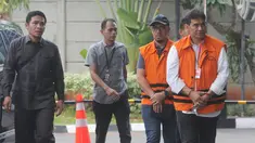 Direktur Pemasaran PTPN III (Persero) I Kadek Kertha Laksana (depan) dan PPK Dinas PU Kab Muara Enim Elfin Muhtar tiba di Gedung KPK, Jakarta, Senin (25/11/2019). Kadek diperiksa terkait suap pengelolaan distribusi gula, dan Elfin terkait suap di lingkungan Kab Muara Enim. (merdeka.com/Dwi Narwoko)