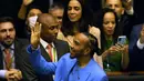 Pembalap Formula 1 Mercedes asal Inggris, Lewis Hamilton menyapa kerumunan di Chamber of Deputies saat upacara menerima gelar Warga Kehormatan Brasil di Brasilia, Brasil, Senin (7/11/2022). Anggota kongres Andre Figueiredo mengusulkan hal itu pada November lalu setelah Grand Prix Brasil yang dimenangkan Hamilton. (AP Photo/Eraldo Peres)