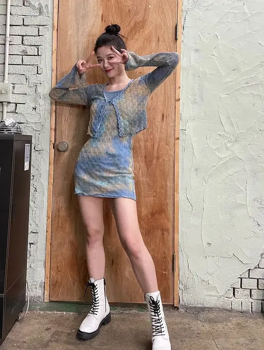 Gaya rambut Kim Yoo Jung kali ini cocok untuk kamu yang lagi bad hair day. Yakni full up bun dengan gulungan yang presisi di atas kepala. [instagram/you_r_love]