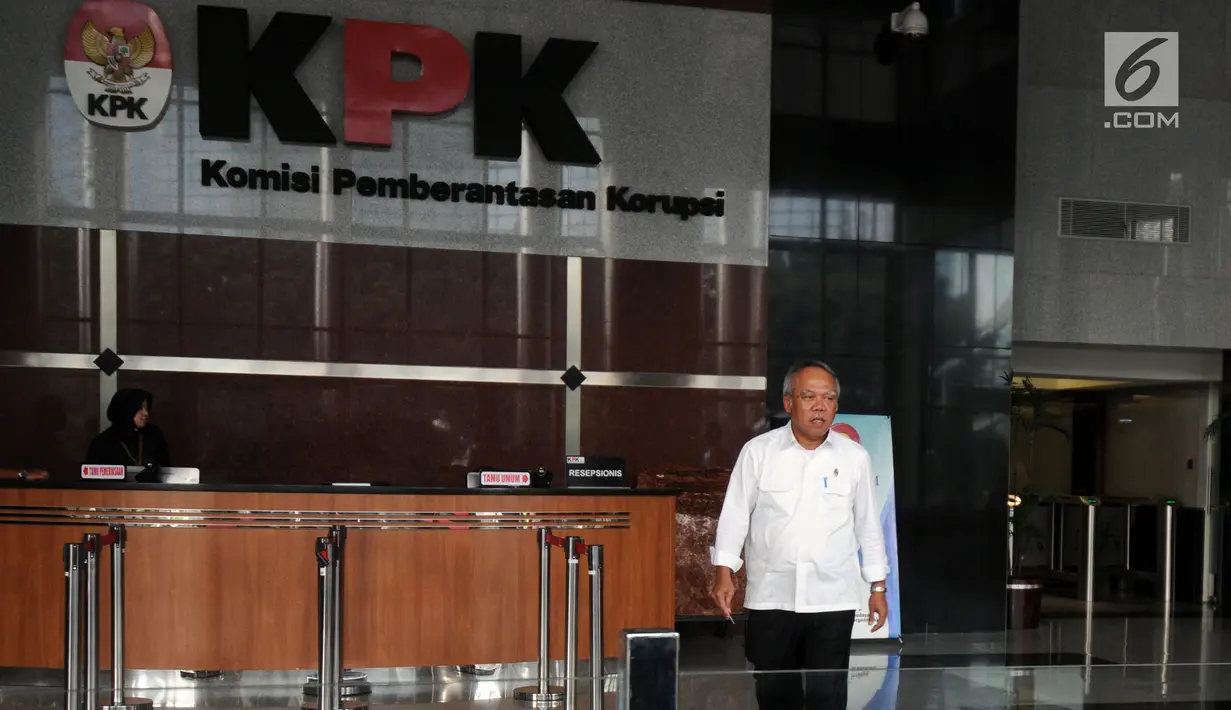 Menteri PUPR, M Basuki Hadimuljono berjalan usai menjalani pemeriksaan di gedung KPK, Jakarta, Senin (14/5). Basuki Hadimuljono diperiksa sebagai saksi untuk tersangka Bupati Halmahera Timur nonaktif Rudy Erawan. (Merdeka.com/Dwi Narwoko)