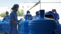 Pekerja mengisi air Zamzam kedalam galon di Kantor Zamazemah, Mekkah, (7/10/2010). (AFP PHOTO/MUSTAFA)
