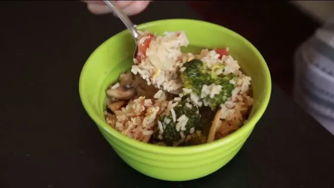 Cara Mudah Hangatkan Nasi yang Mendingin dengan Microwave