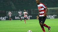 Striker Madura United, Alberto 'Beto' de Paula. (Bola.com/Aditya Wany)