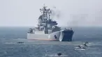Sebuah kapal serbu amfibi dan pengangkut personel lapis baja dikerahkan dalam latihan militer Armada Baltik Angkatan Laut Rusia di Kaliningrad, Rusia, Kamis (4/4). Latihan digelar untuk memantapkan kemampuan serangan amfibi di Laut Baltik. (REUTERS/Vitaly Nevar)