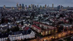 Lampu di gedung-gedung distrik perbankan di Frankfurt, Jerman, Rabu (29/12/2021). Kembang api tidak akan diizinkan di kota pada Malam Tahun Baru untuk menghindari penyebaran virus corona. (AP Photo/Michael Probst)