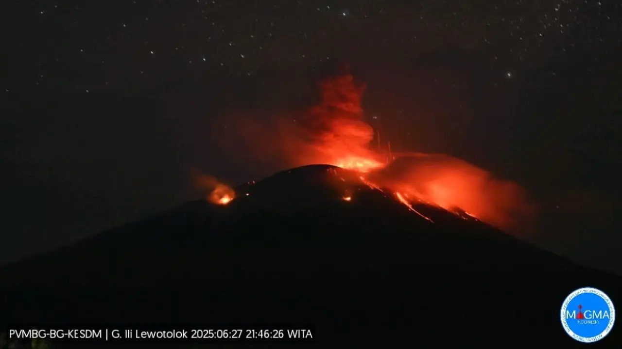 Gunung Ili Lewotolok di kabupaten Lembata, NTT kembali erupsi Jumat 27 Juni 2025 pukul 21:46 WITA. (Foto: Istimewa)