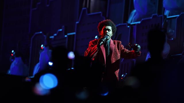 The Weeknd saat tampil di Super Bowl 2021 Halftime Show. ( (AP Photo/Mark Humphrey)