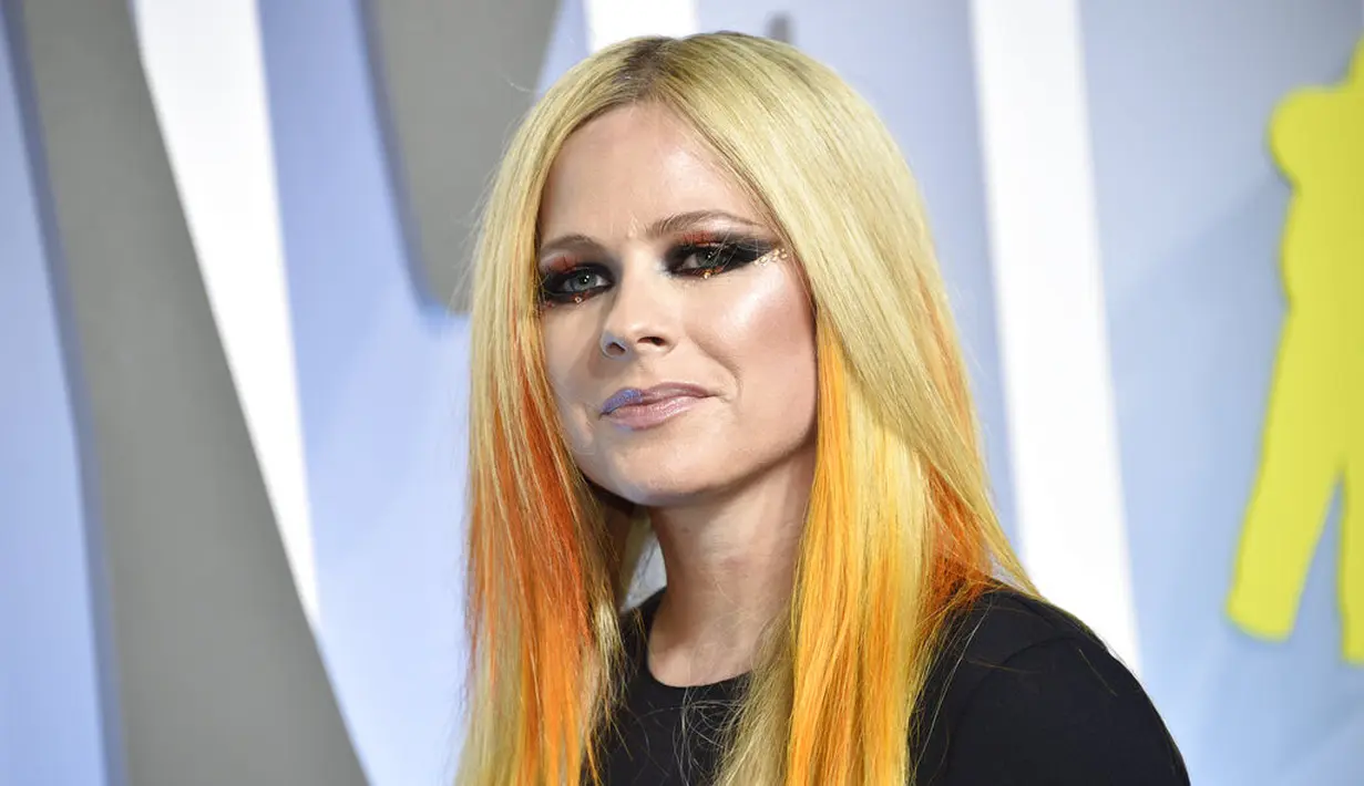 Avril Lavigne di MTV VMA 2022. (Foto: Evan Agostini/Invision/AP)