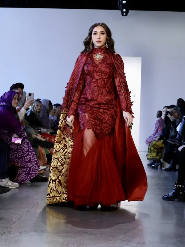 Lenny dgn Putri Indonesia 2022, Laksmi Shari De-Neefe Suardana, yang tampil  memeragakan rancangan 'gong' Lenny Hartono di NYFW 2023.