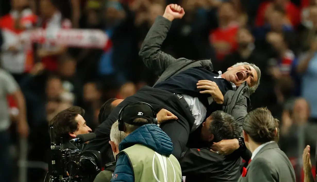 Jose Mourinho berselebrasi usai pertandingan melawan Ajax Amsterdam pada final Liga Europa di Friends Arena pada 24 Mei 2017. MU menang 2-0 atas Ajax berkat gol Pogba dan Henrikh Mkhitaryan. (AFP Photo/Odd Andersen)