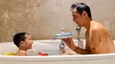 Momen ini membuktikan jika Daniel Mananta merupakan sosok ayah penyayang. Lihat saja betapa bahagia sang anak ketika mandi bersama Daniel Mananta. (Foto: instagram.com/lolagin)