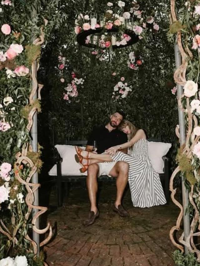 Sandal Louis Vuitton Taylor Swift saat resmi dilamar Travis Kelce. [@taylorswift]