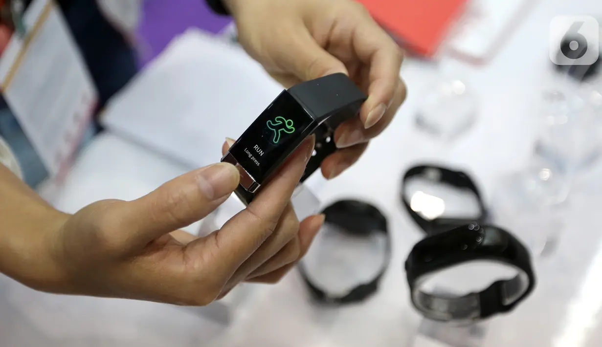 Sebuah jam tangan ditunjukkan pada Global Sources Electronics Indonesia di JCC, Jakarta, Kamis (5/12/2019). Pameran tersebut memberikan peluang bagi pelaku bisnis di Indonesia dengan pemasok dari China, Korea Selatan, Taiwan dan Hong Kong guna menemukan mitra bisnis. (Liputan6.com/Fery Pradolo)