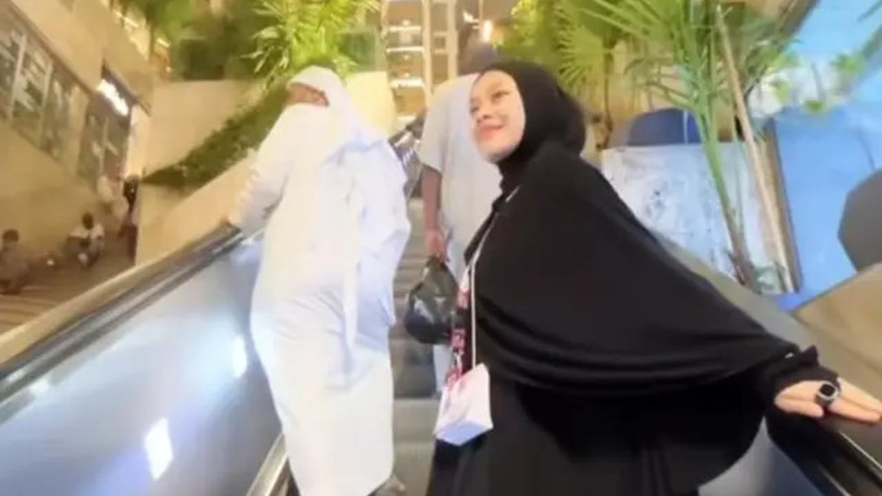 7 Potret Melly Lee Umroh Tampil Berhijab Mirip Masa SMP, Tak Pakai Makeup