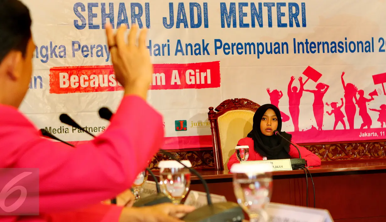 Seorang siswi yang berperan sebagai Menaker sedang memimpin rapat kerja di Kemenaker, Jakarta, Selasa (11/10). Kegiatan ‘Sehari Jadi Menteri’ ini dalam rangka merayakan Hari Anak Perempuan Internasional (Liputan6.com/Fery Pradolo)