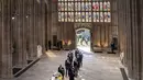 Pall Bearers membawa peti mati  Pangeran Philip  ke Kapel St George untuk pemakamannya, diikuti oleh anggota keluarga Kerajaan, di Kastil Windsor, di Windsor, Inggris, Sabtu (17/4/2021). (Danny Lawson/Pool via AP)