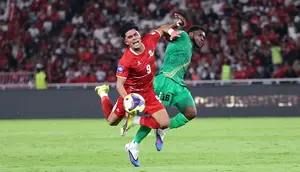 Pemain Timnas Indonesia, Ramadhan Sananta berebut bola dengan pemain St Kitts and Nevis, Mervin Lewis dalam laga semifinal FIFA Series 2026 di Stadion Utama Gelora Bung Karno (SUGBK), Senayan, Jakarta, Jumat (27/03/2026). (Bola.com/M Iqbal Ichsan)
