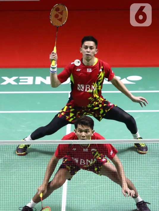 Pebulu tangkis ganda putra Indonesia, Fajar Alfian/Muhammad Rian Ardianto saat bertanding melawan Lee Yang/Wang Chi-Lin (China Taipei) pada Perempat Final Indonesia Masters 2022 di Istora Senayan, Jakarta, Jumat (10/6/2022). Fajar/Rian unggul dan melaju ke semifinal Indonesia Masters 2022. (Liputan6.com/Helmi Fithriansyah)