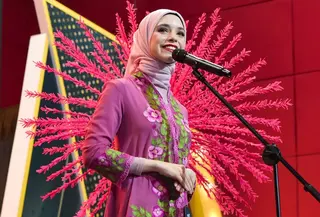Tak hanya membanggakan dari segi prestasi, Isabel juga tampil memukau lewat balutan kebaya dan wastra tradisional yang ia kenakan di berbagai kesempatan selama kompetisi. [@isabel.azhari].