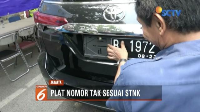 Polisi gelar razia kendaraan yang plat nomornya tak sesuai STNK di Jalan DI Panjaitan, Jakarta Timur.