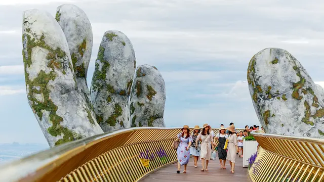 7 Foto Megahnya Jembatan Emas, Tempat Wisata Terbaru di Vietnam