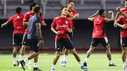 Pemain Timnas Indonesia melakoni sesi latihan resmi jelang laga FIFA Matchday melawan Chinese Taipei di Stadion Gelora Bung Tomo (GBT), Surabaya, Jawa Timur, Kamis (4/9/2025) malam. (Bola.com/Abdul Aziz)