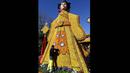Sejumlah orang bekerja membangun patung yang terbuat dari jeruk dan lemon menjelang festival Lemon di Menton, sebuah kota kecil di Perancis, Rabu (12/2/2015). (AFP PHOTO/Valery Hache)