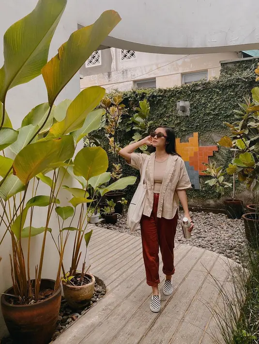 <p>Kacamata menjadi aksesoris wajib yang selalu digunakan Febby Rastanty. (FOTO: instagram.com/febbyrastanty/)</p>