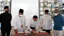 Bantuan pengembangan Bank Infak Masjid Raya Bintaro disaksikan Komisaris Independen BSI Arief Rosyid Hasan, Wakil Ketua Yayasan Masjid Raya Bintaro Jaya (MRBJ) Prastowo M Wibowo, Ketua Yayasan MRBJ Bambang Suprihadi dan Wakil Walikota Tangerang Selatan, Pilar Saga Ichsan. (Liputan6.com/HO/BSI)